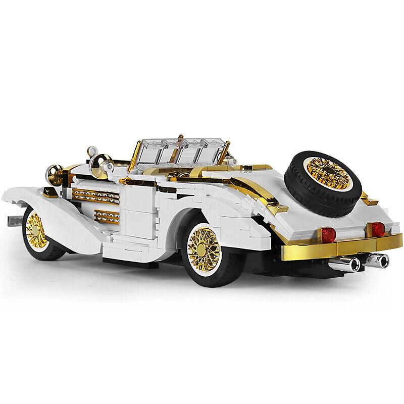 Weißer und goldener Luxus Oldtimer aus Klemmbausteinen von hinten